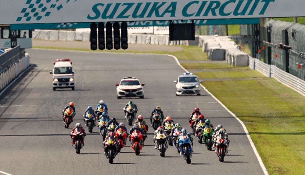Yudai Kamei y Yukio Kagayama superaban a Katsuyuki Nakasuga en la salida Yudai Kamei y Yukio Kagayama superaban a Katsuyuki Nakasuga en la salida