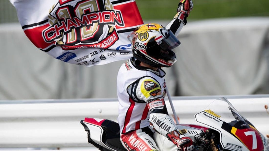 Katsuyuki Nakasuga festeja su título del All Japan JSB1000, el décimo en su haber