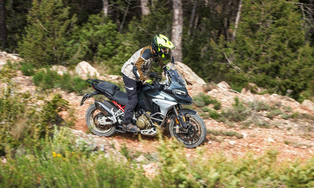 Ducati Multistrada V4S: La Multistrada V4S no solo mantiene sus dotes polivalentes, sino que ha mejorado en confort de marcha, equipamiento y prestaciones con el mismo espíritu deportivo innato a cualquier Ducati.