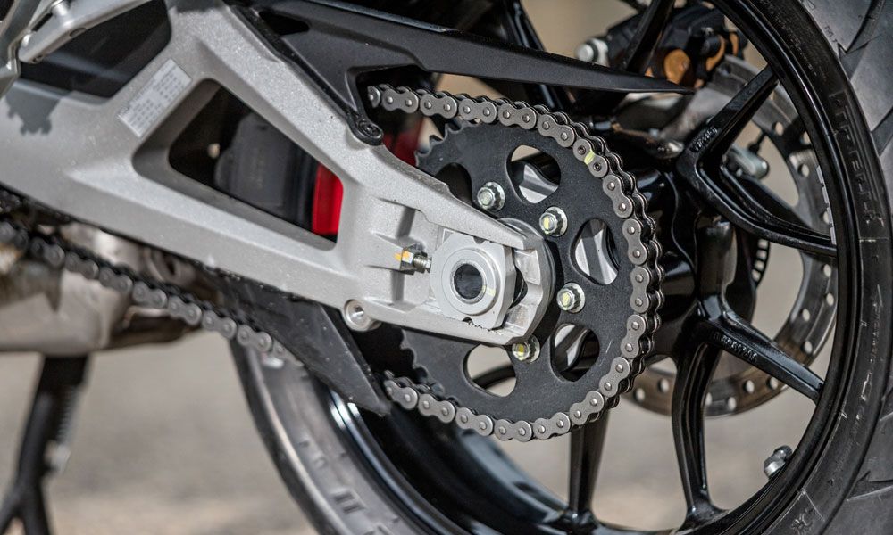 Ducati Multistrada V4S: El tren trasero ha abandonado el basculante monobrazo que se había convertido en clásico, adoptando la solución de la versión Enduro que mejora las aptitudes campestres.