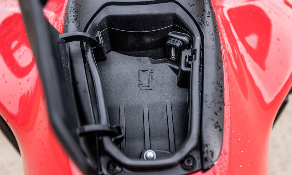 Ducati Multistrada V4S: En la parte superior del depósito se ha habilitado un compartimento que también aloje una toma usb.