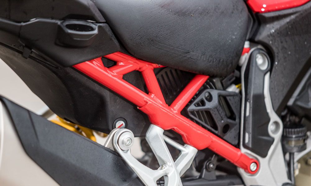 Ducati Multistrada V4S: El chasis en su parte trasera está sujeto directamente al motor, alojando el anclaje del basculante y el subchasis tubular.