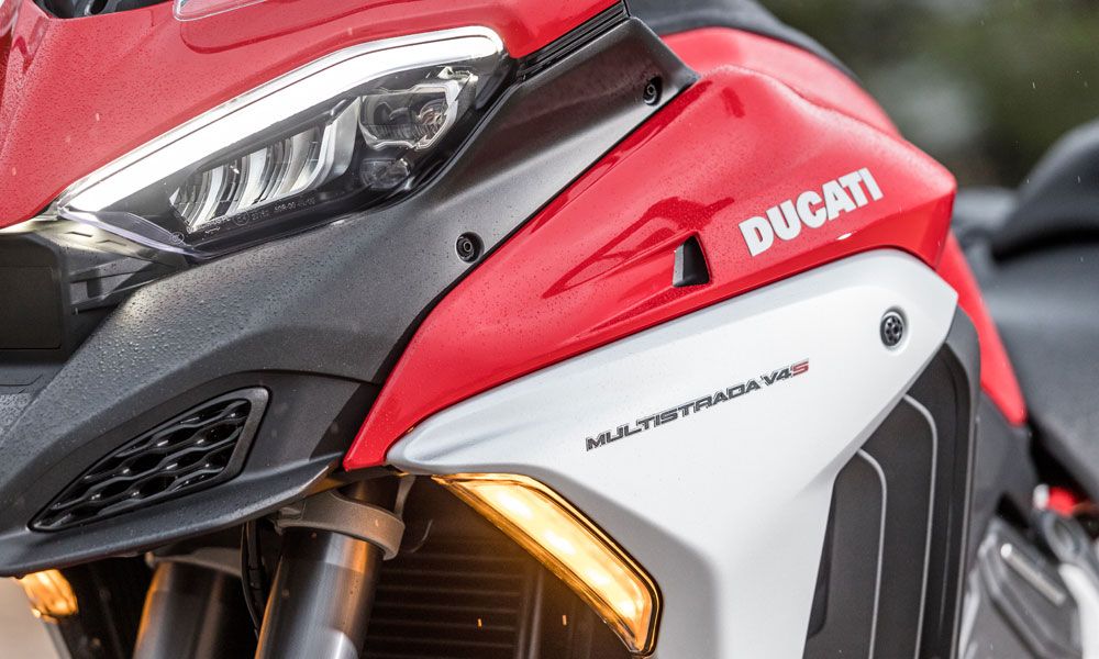 Ducati Multistrada V4S: Los intermitentes están integrados en la carrocería, que dispone de luces para iluminar las curvas y de día.
