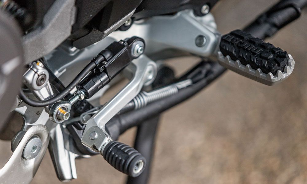 Ducati Multistrada V4S: El sistema de cambio rápido actúa en ambos sentidos y es rápido y eficaz incluso a bajo régimen. Las estriberas pueden desprenderse de las gomas para uso por el campo.