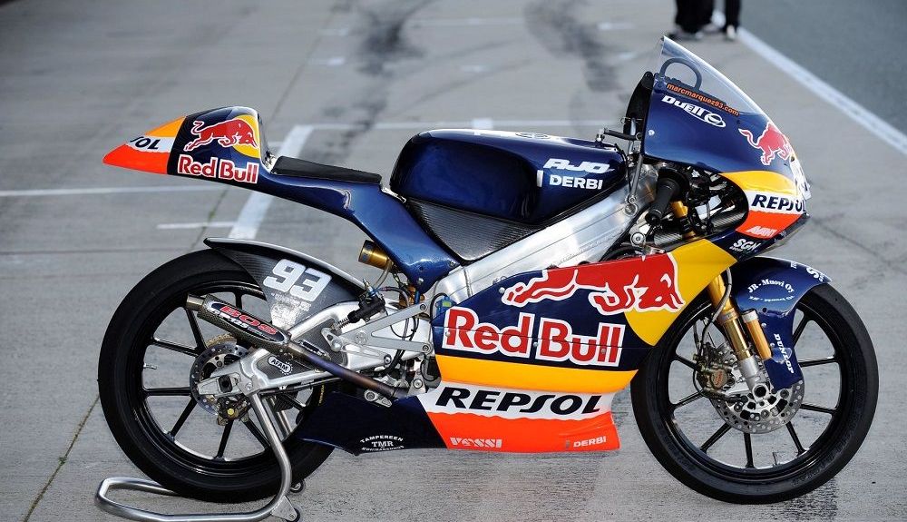 Derbi campeona del mundo de 125cc con Marc Márquez. Fuente Gold & Goose Derbi campeona del mundo de 125cc con Marc Márquez. Fuente Gold & Goose