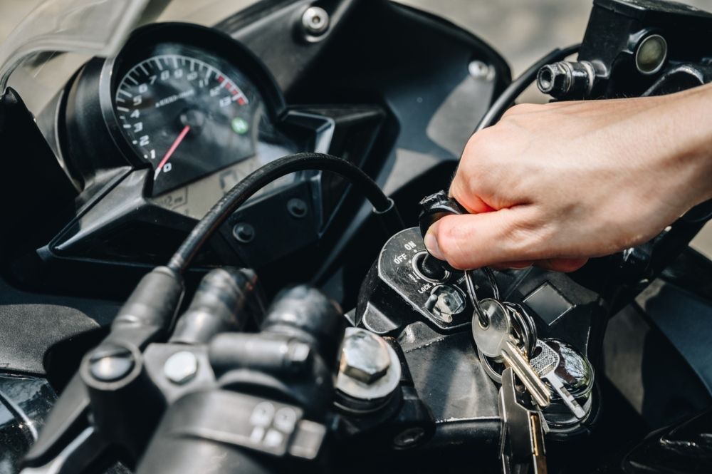 Intentando arrancar una moto, algo para lo que es esencial la batería. Fuente  iStock   Boyloso