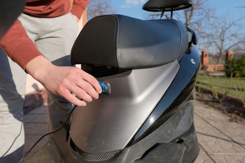 Carga de la moto eléctrica. Fuente: iStock/suravikin.