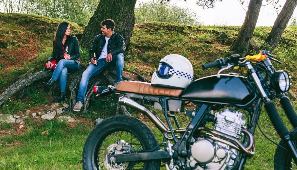 Pareja en un descanso del viaje en moto. Fuente: iStock/doble-d