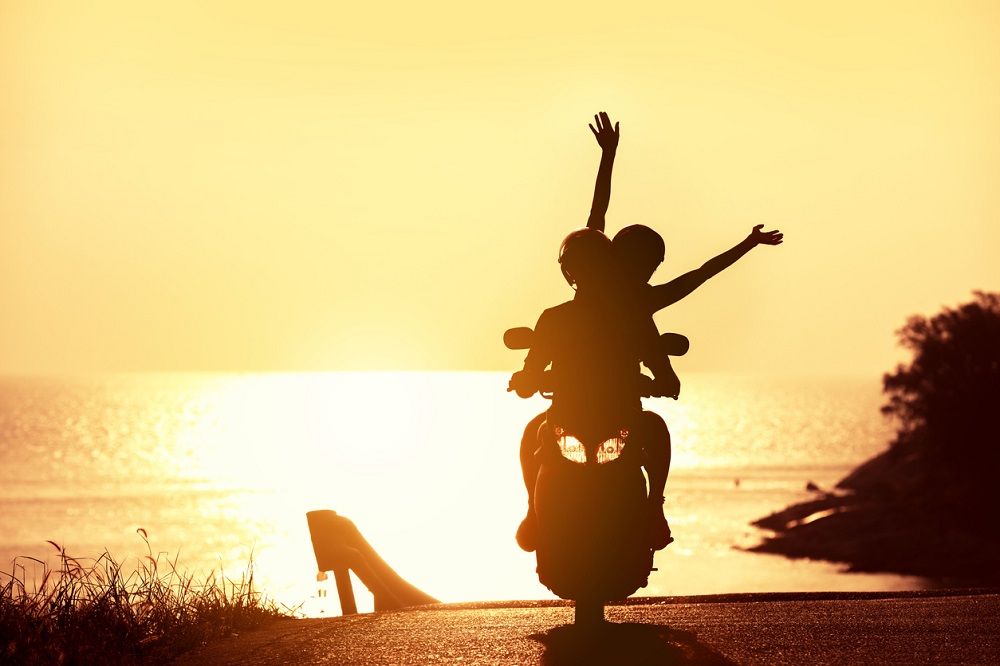 Viajar en moto acompañados puede ser divertido. Fuente: iStock/molchanovdmitry.