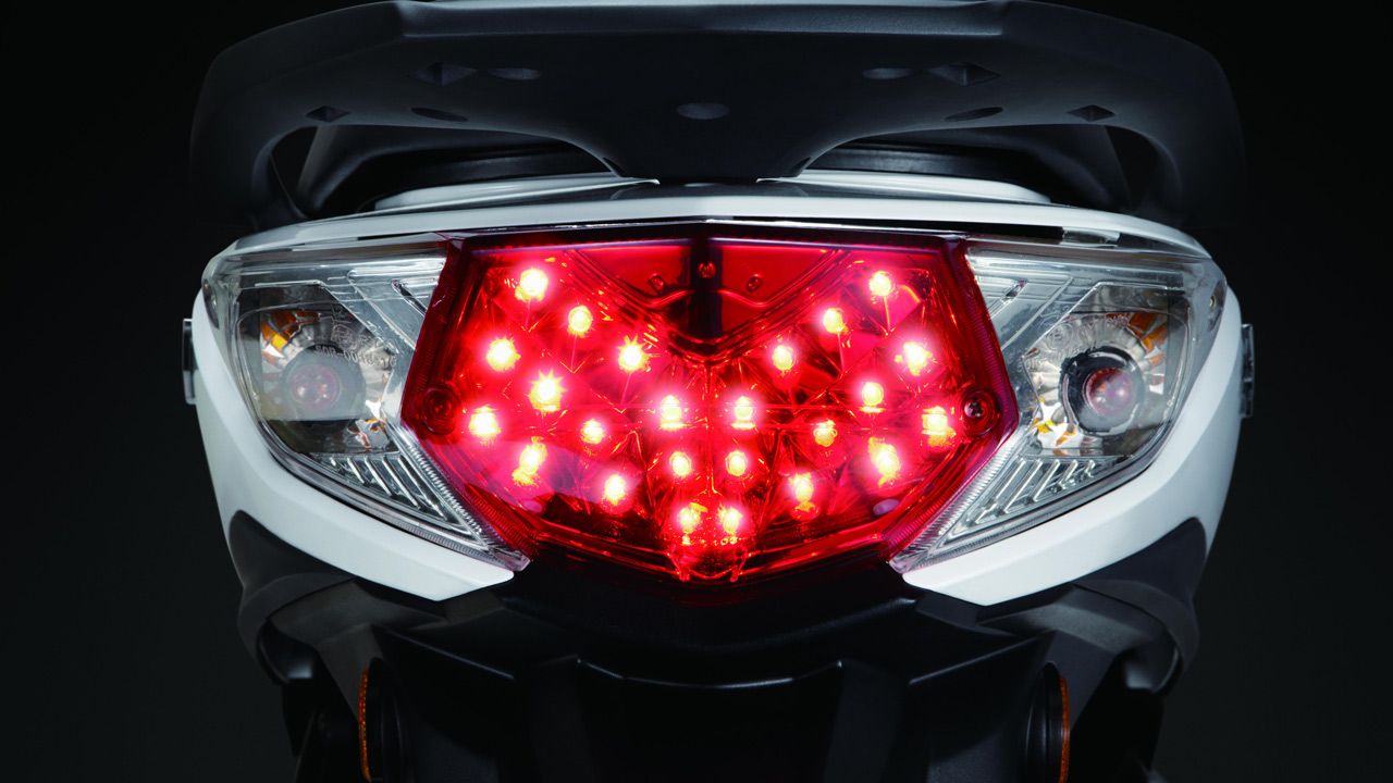 ¿Se puede poner un faro led en una moto?