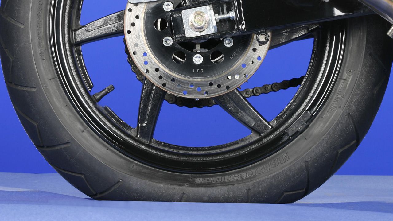 Sencillos pasos para reparar un pinchazo en una moto