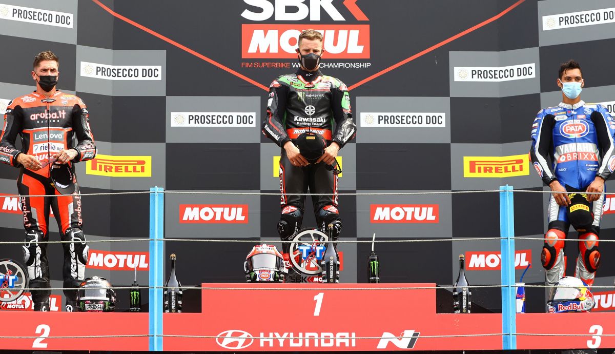 Jonathan Rea escoltado en el podio por Scott Redding y Toprak Razgatlioglu