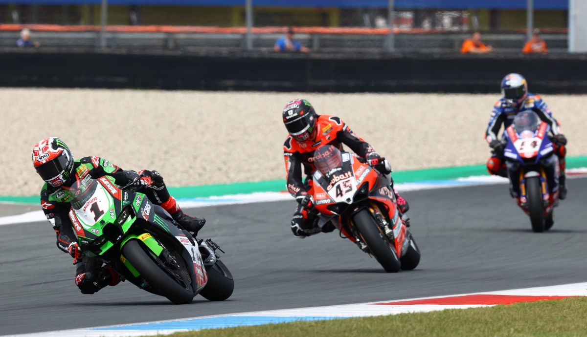 Jonathan Rea intenta descolgar a Scott Redding y Toprak Razgatlioglu