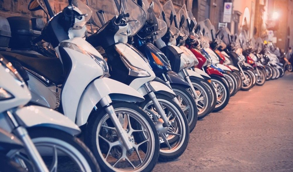Varias scooter aparcadas. Fuente: iStock/kamisoka Varias scooter aparcadas. Fuente: iStock/kamisoka