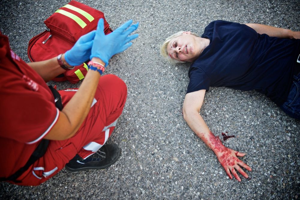 Mujer con heridas en la mano por no llevar guantes al ir en moto. Fuente: iStock / juripozzi Mujer con heridas en la mano por no llevar guantes al ir en moto. Fuente: iStock / juripozzi