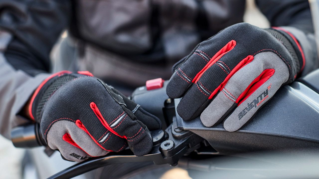 Así es como deben ser los guantes de verano para llevar cuando se monta en moto.