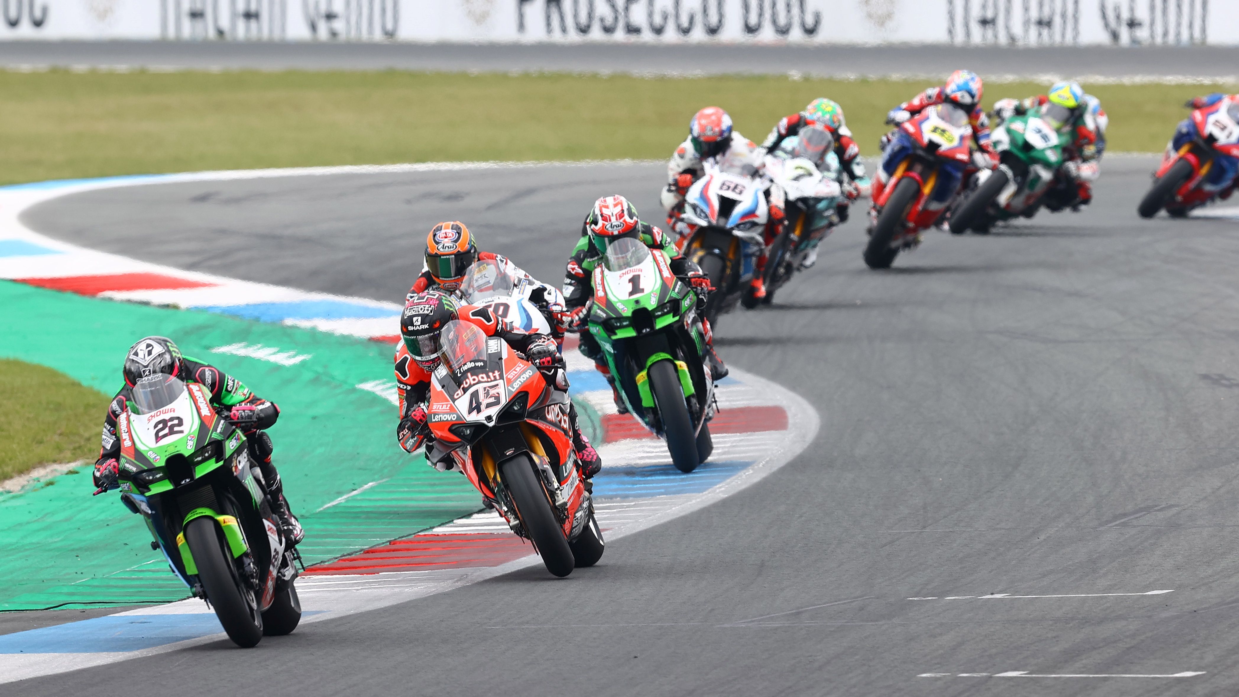 Alex Lowes seguido por Scott Redding, Michael VD Mark y Jonathan Rea