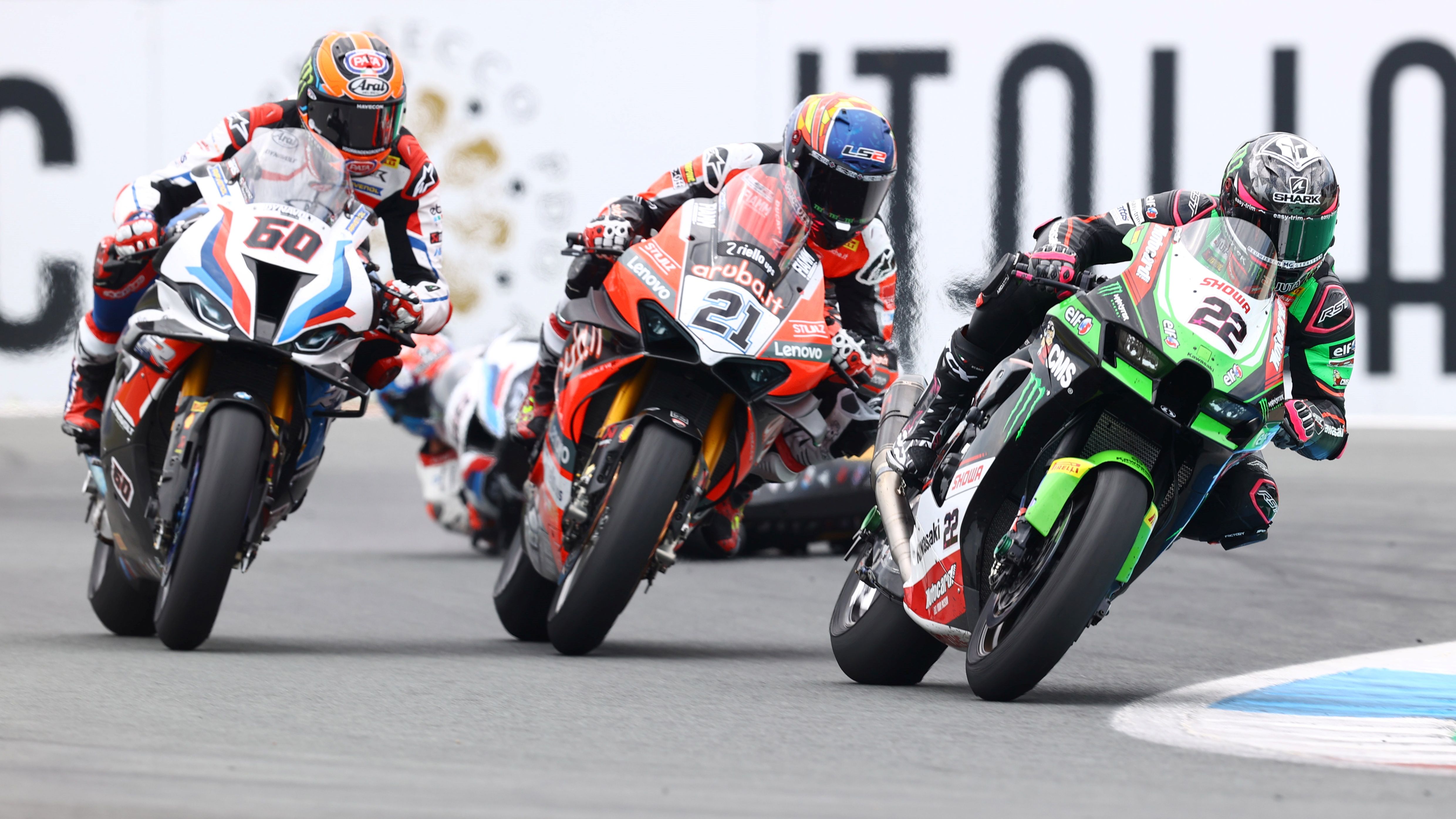 Alex Lowes, Michael Rinaldi y Michael VD Mark con Tom Sykes cayendo detrás