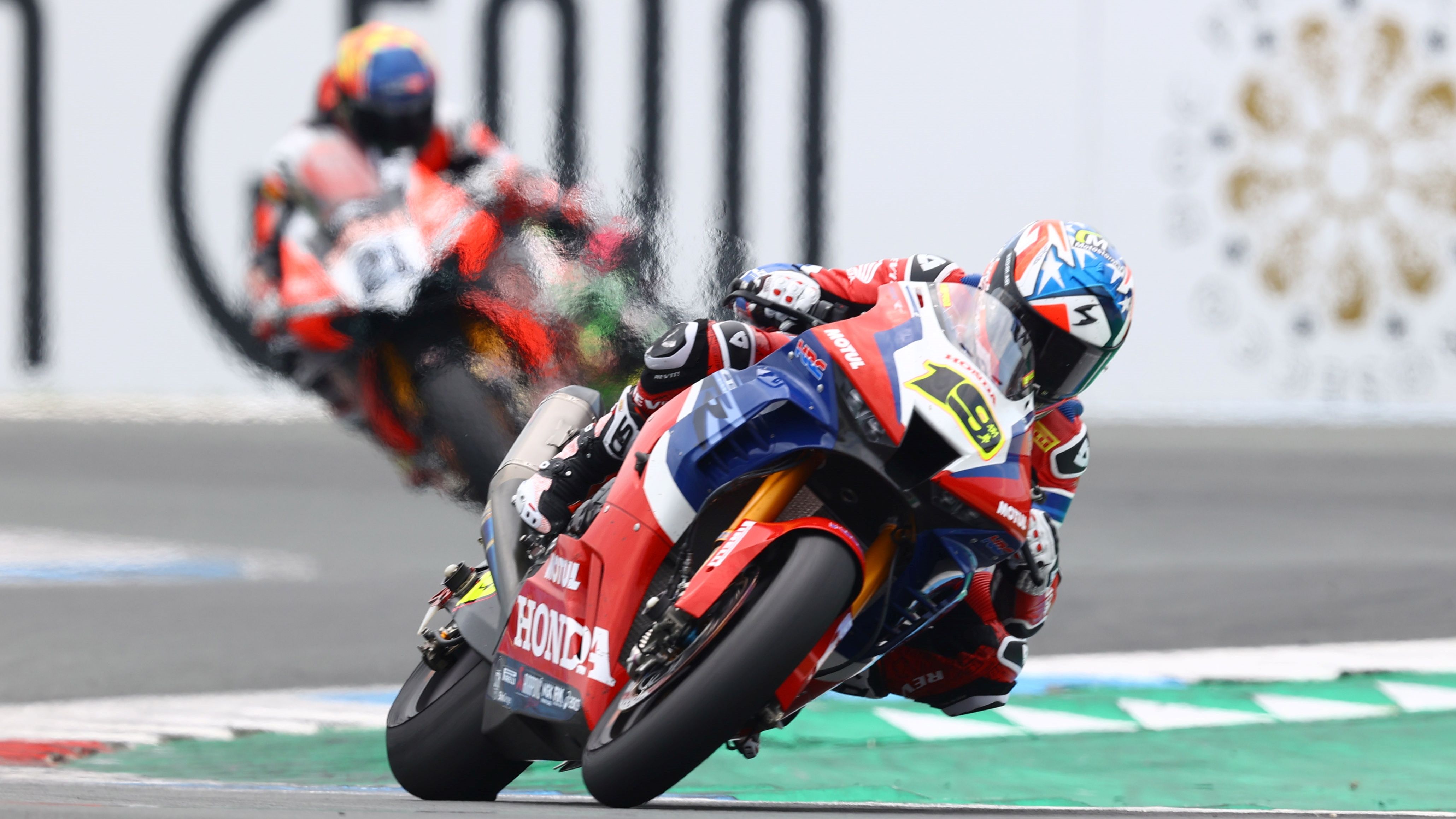 Álvaro Bautista sale de la chicane con Michael Rinaldi al fondo