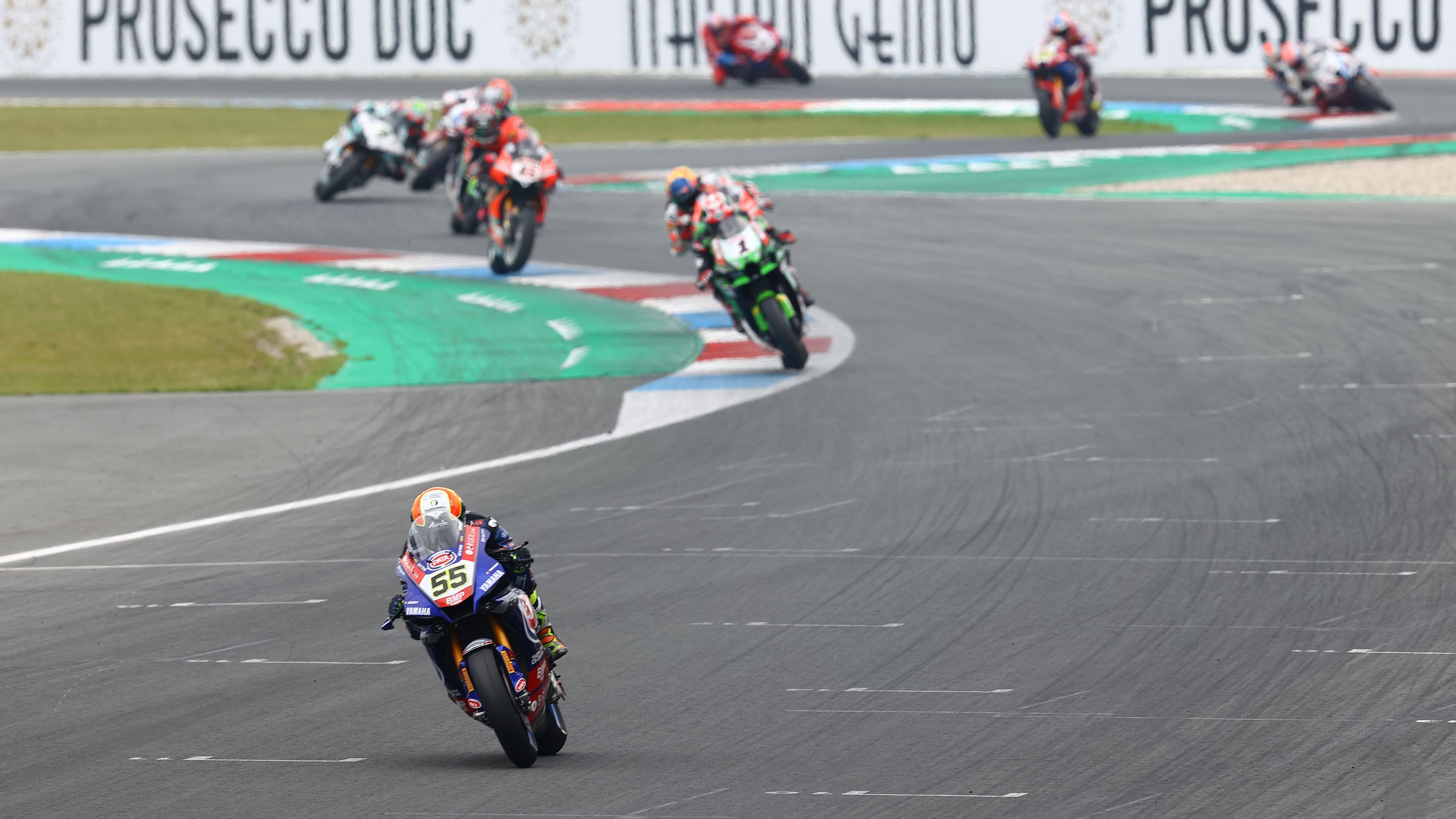 Andrea Locatelli comanda con Jonathan Rea persiguiéndole en la distancia