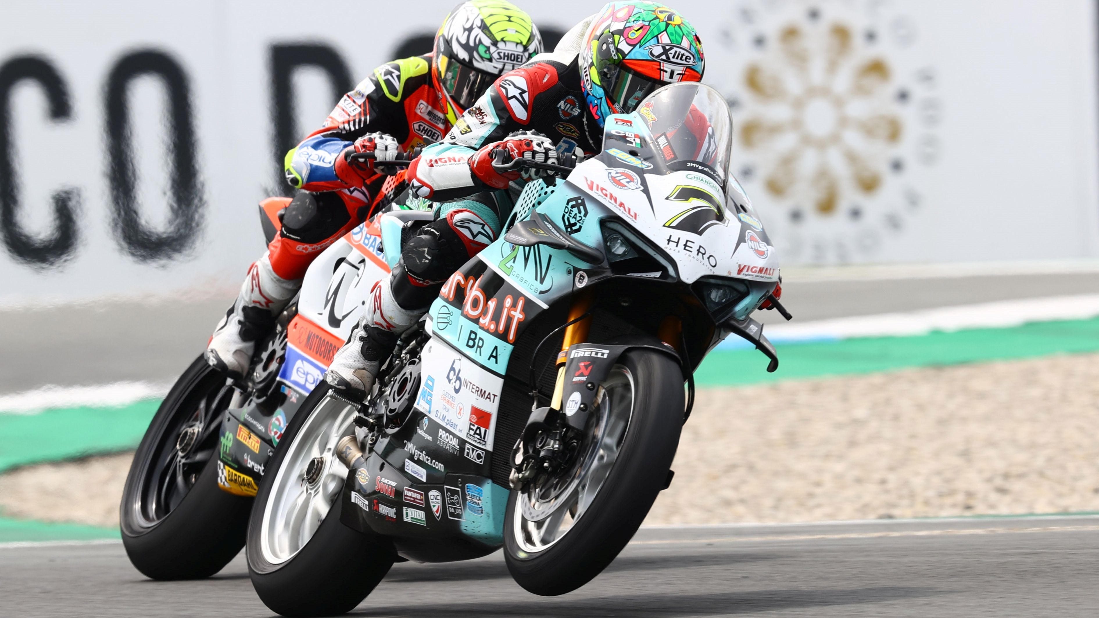 Chaz Davies y Axel Bassani aceleran levantando la rueda delantera