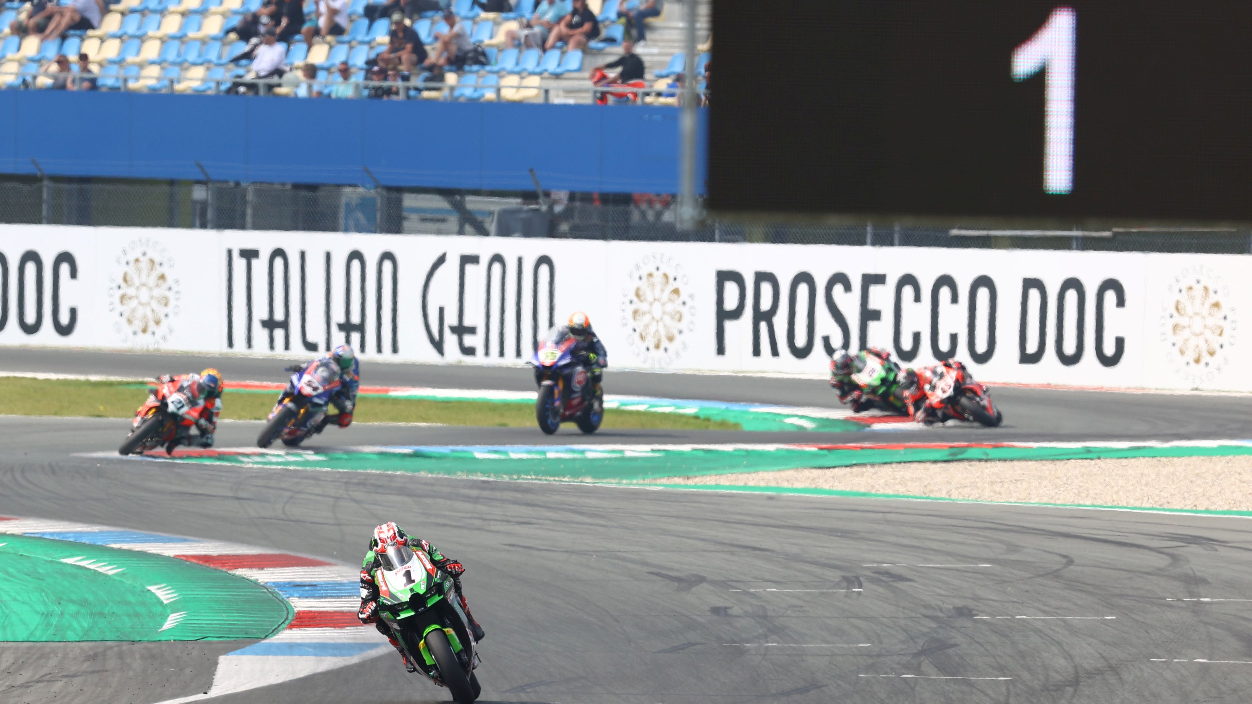 Jonathan Rea pone tierra de por medio sobre el quinteto perseguidor