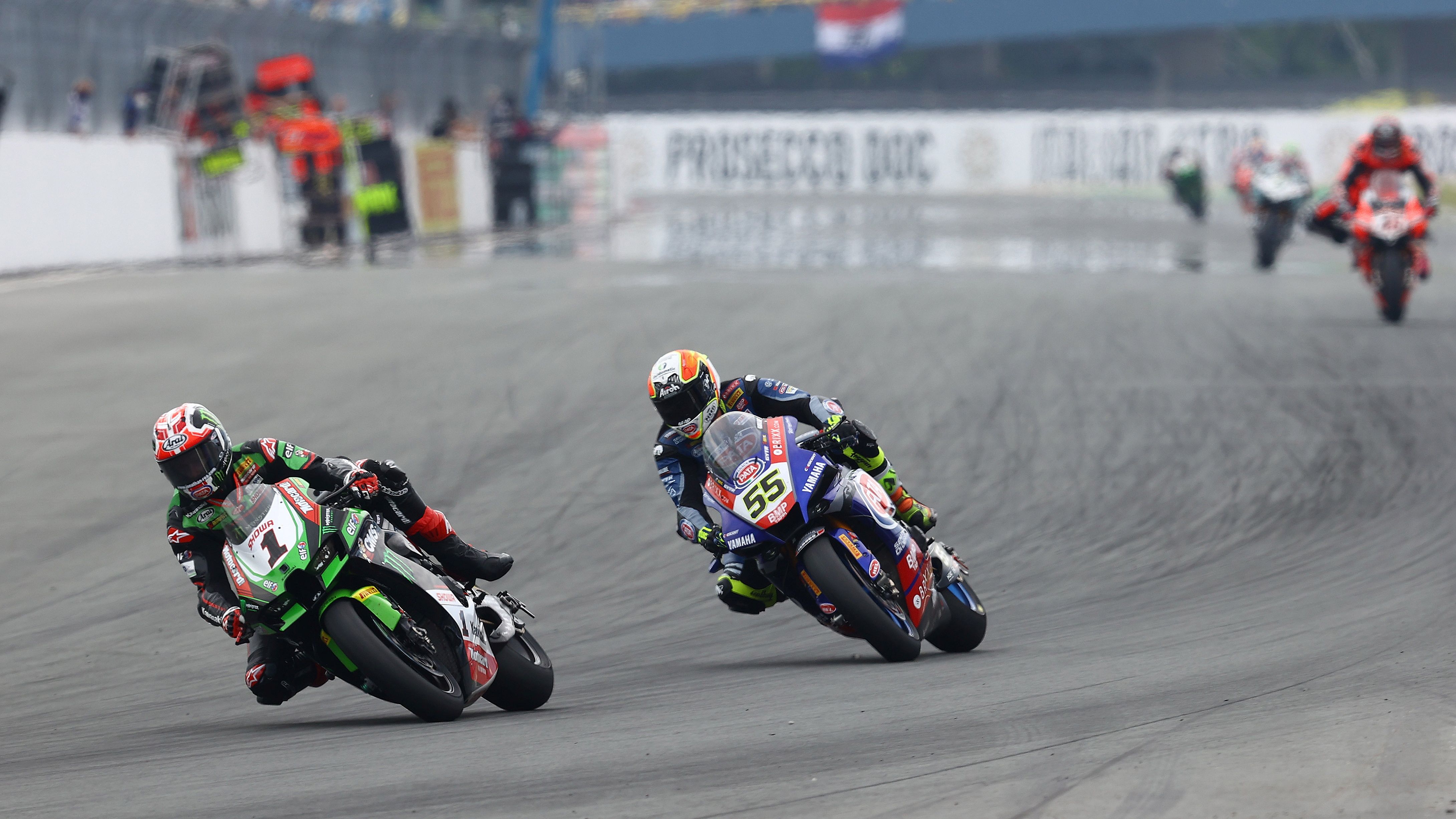 Jonathan Rea y Toprak Razgatlioglu abren hueco