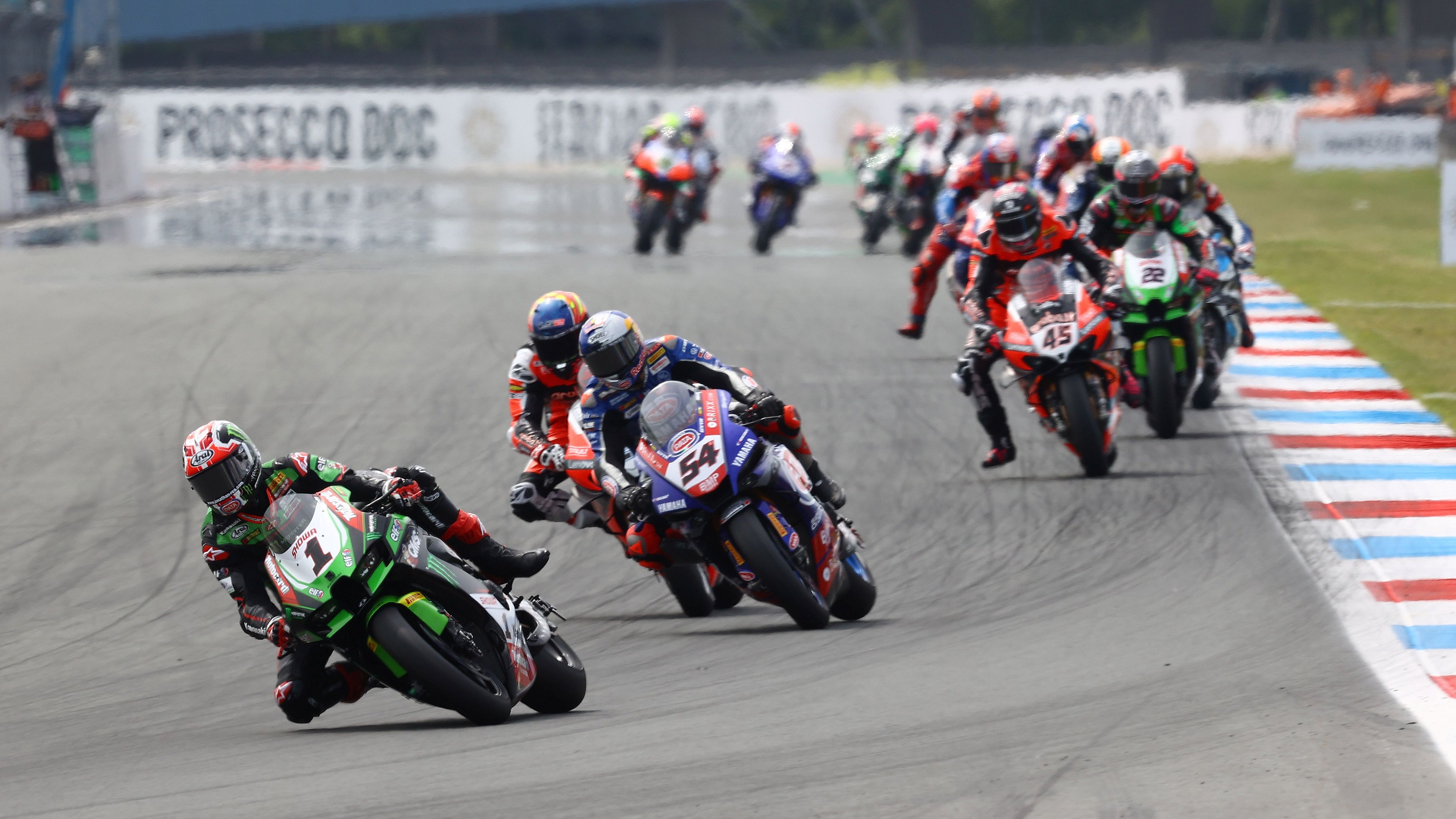 Jonathan Rea, Toprak Razgatlioglu y Michael Rinaldi se escapan del resto