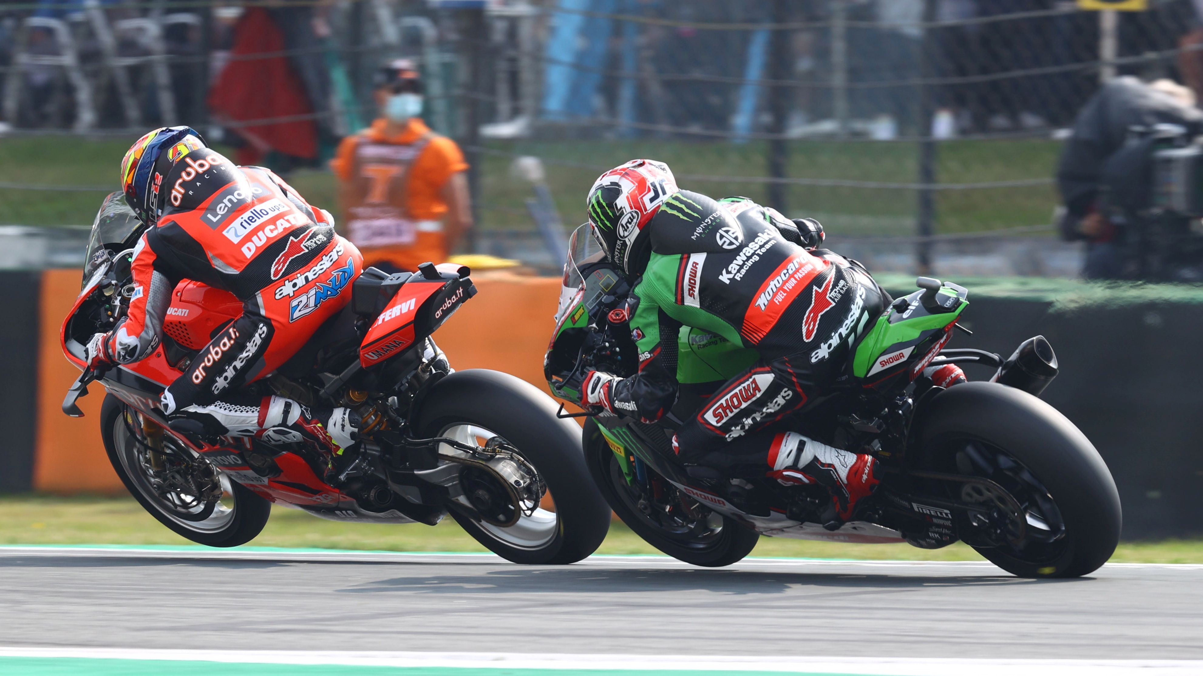 Michael Rinaldi con Jonathan Rea totalmente pegado