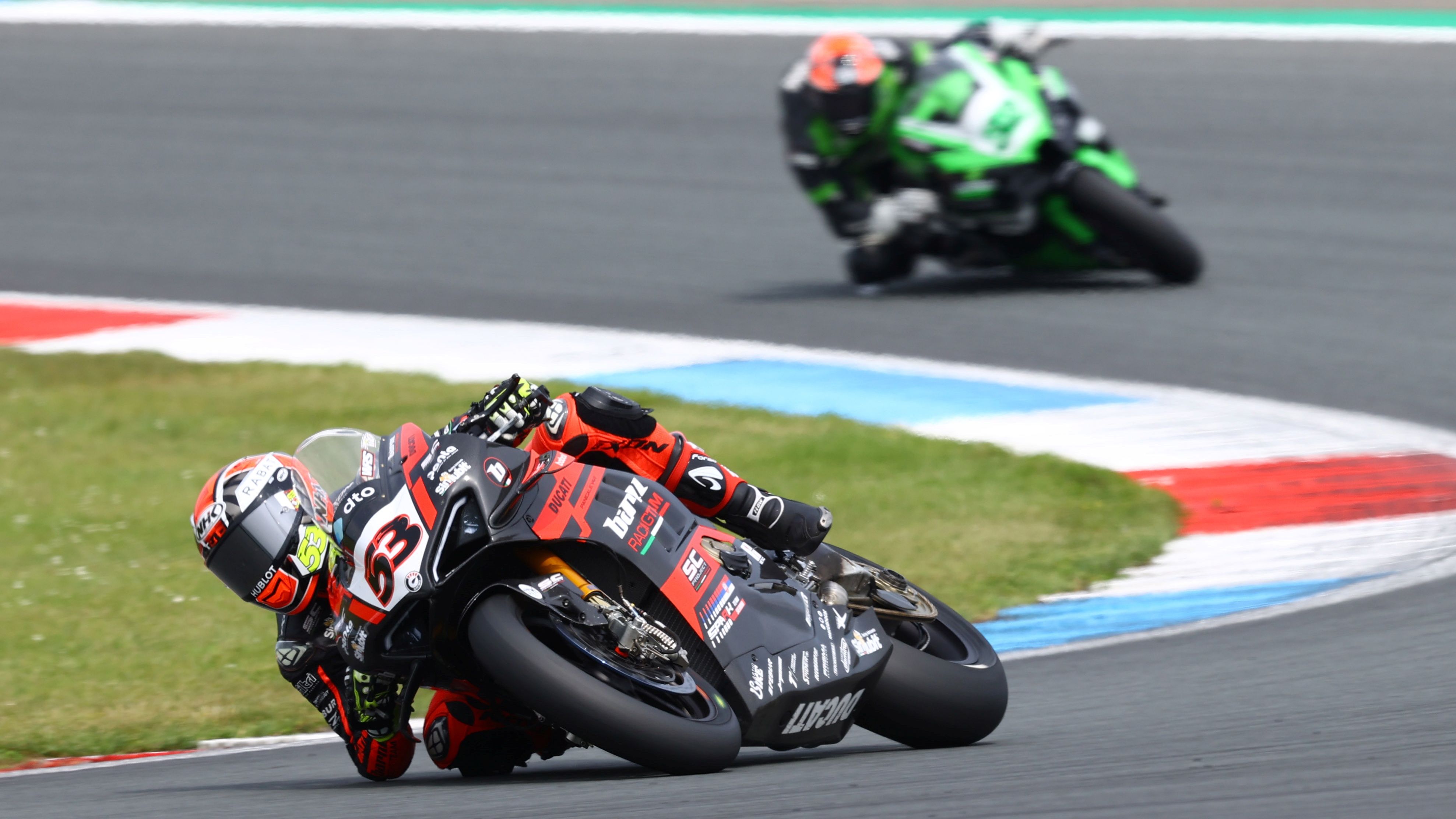 Tito Rabat seguido en la distancia por Isaac Viñales