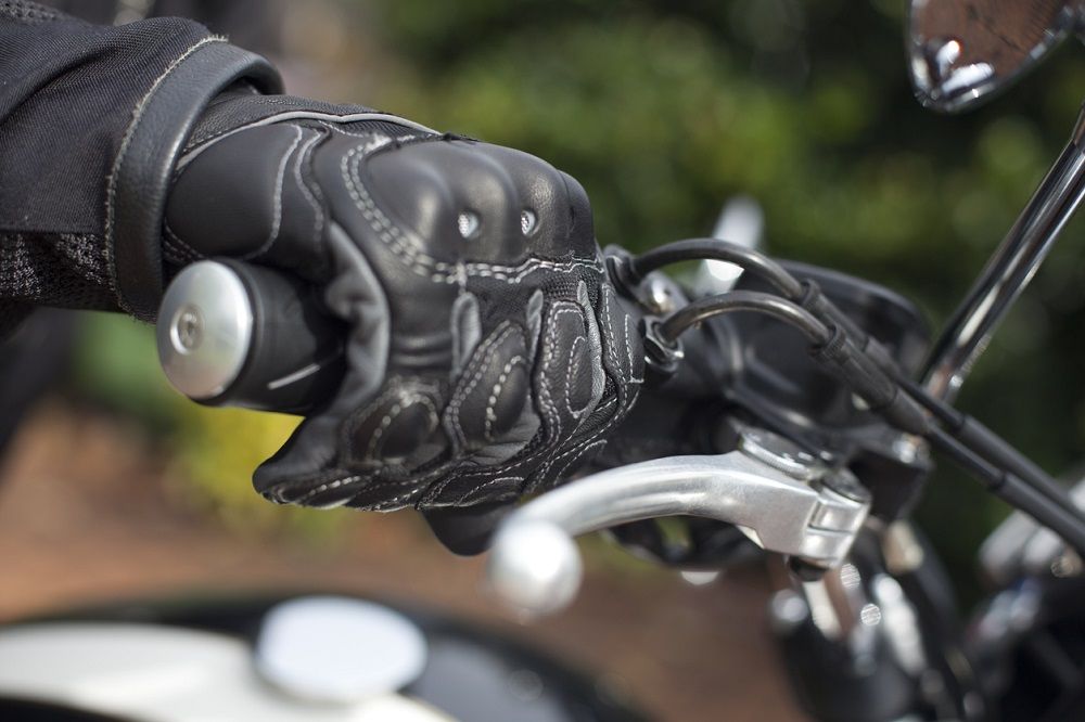 Guantes para moto. Fuente: iStock/davidf.