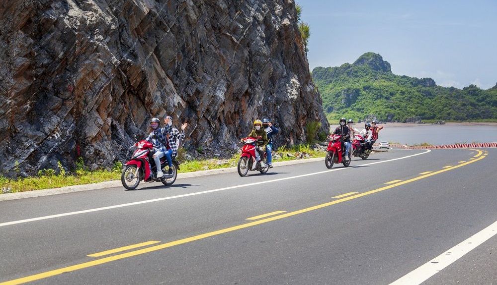 Grupo de turistas en motos alquiladas. Fuente: iStock/Evgenii Mitroshin Grupo de turistas en motos alquiladas. Fuente: iStock/Evgenii Mitroshin