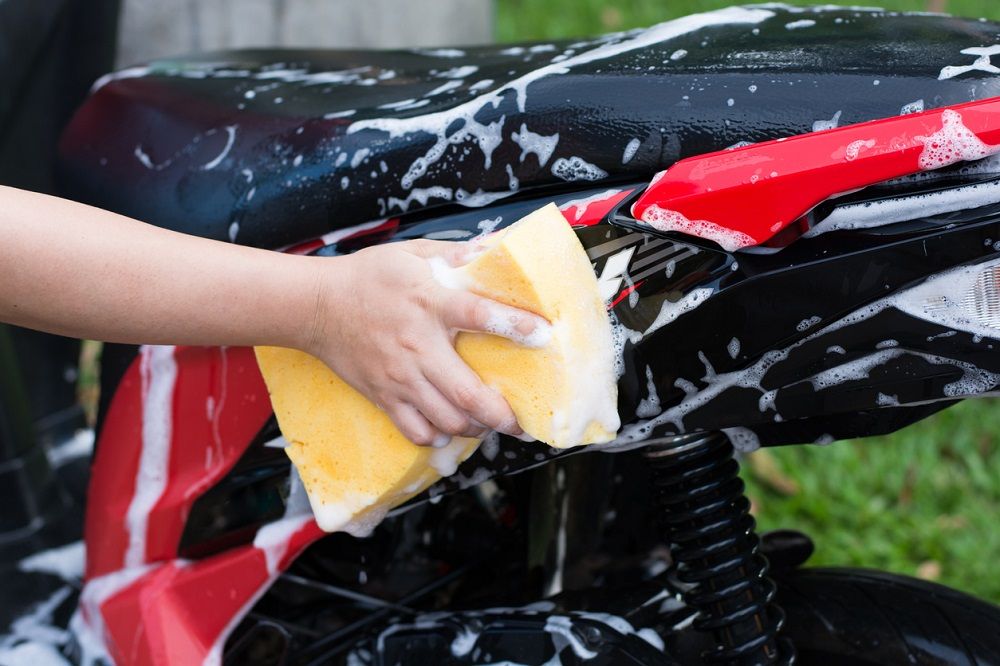 Limpieza del carenado. Fuente: iStock/Tevarak