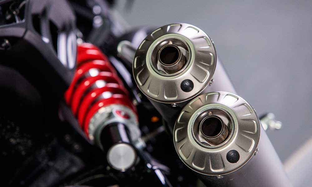 Indian FTR 1200 S: Si no quieres el escape de serie puedes poner un Akrapovic, pero supone un salto de 3.000 euros que es lo que diferencia a la versión estándar de la S.  