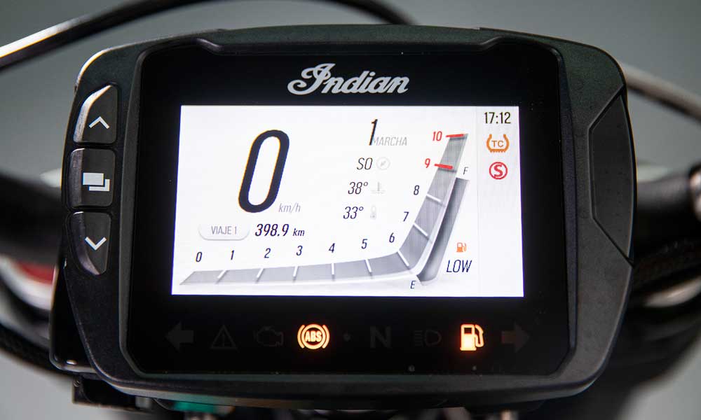Indian FTR 1200 S: La pantalla de la instrumentación es táctil. 
