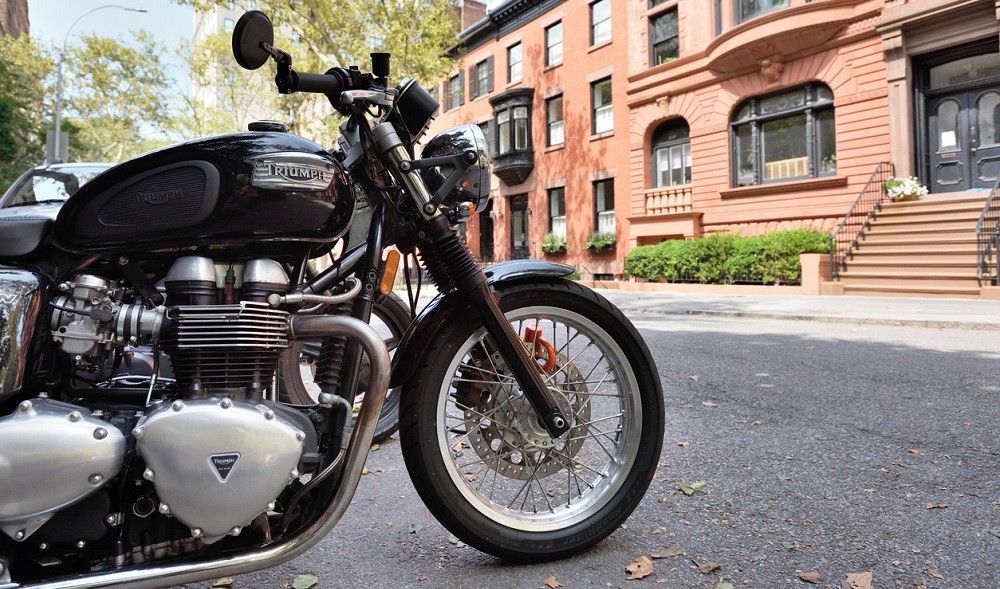 Moto Triumph en las calles de Nueva York. Fuente: iStock/flavijus