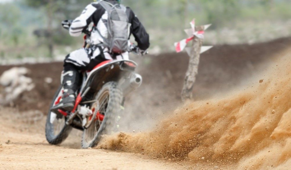Piloto en una moto de enduro. Fuente: iStock/Toa55