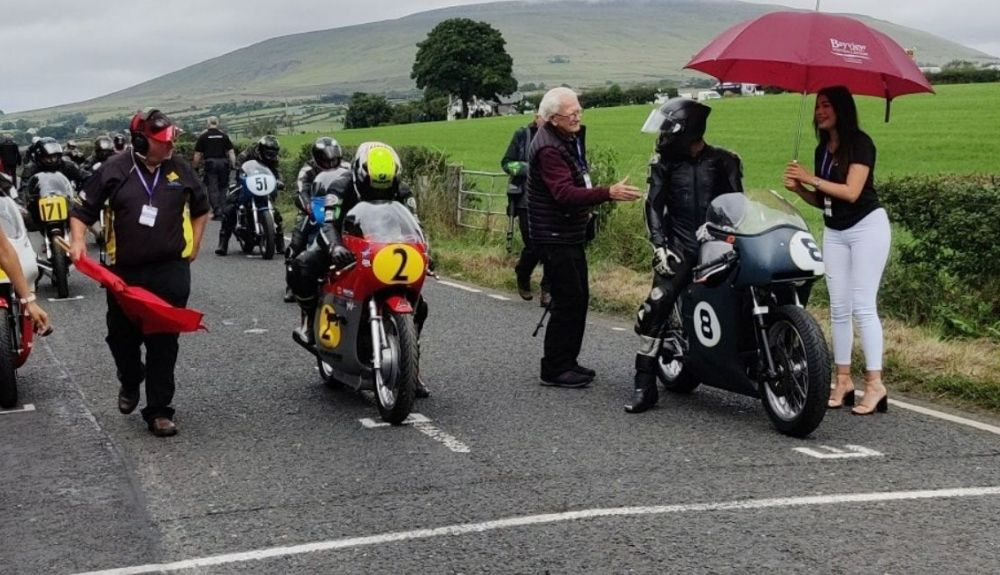 Guy Martin con la BSB junto a Ian Lougher con la MV Agusta