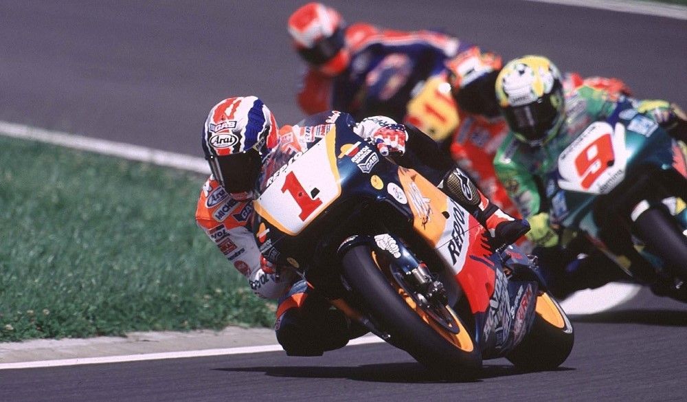 Mick Doohan, el piloto que más veces poles seguidas obtuvo en 500 cc / MotoGP. Fuente: Gold & Goose