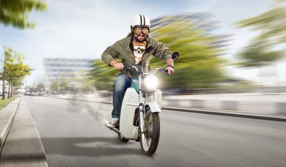 Moto superando los límites de velocidad en la ciudad. Fuente: iStock/photoschmidt