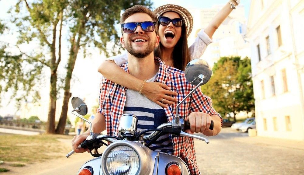 Dos personas en una moto y sin casco. Fuente: iStock/opolja Dos personas en una moto y sin casco. Fuente: iStock/opolja