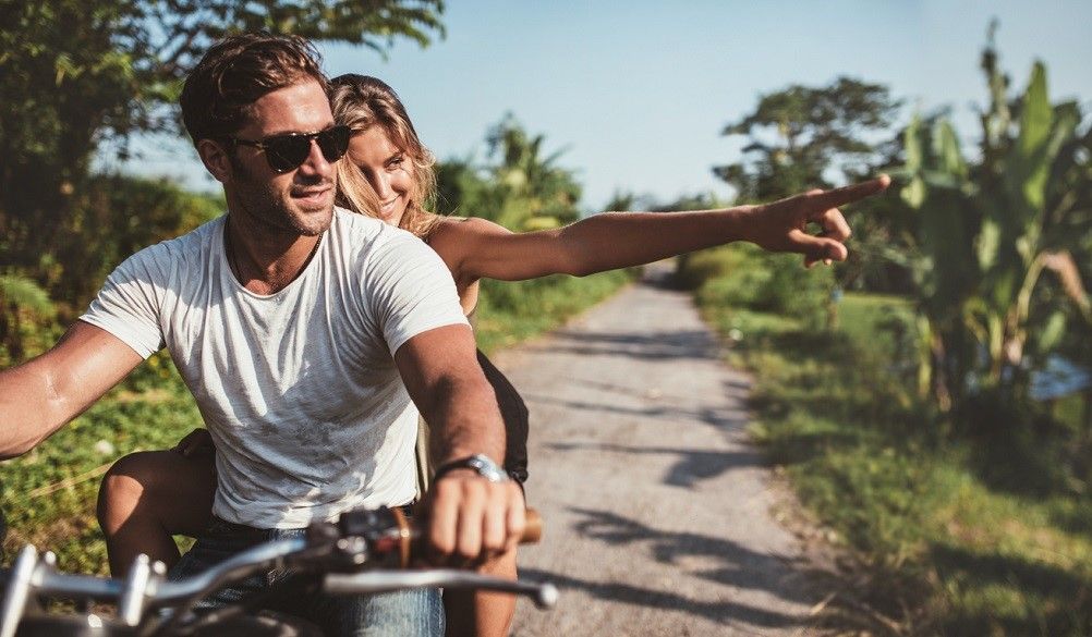 Entre los errores de montar en moto en verano está no ponerse el casco. Fuente: iStock/jacoblund
