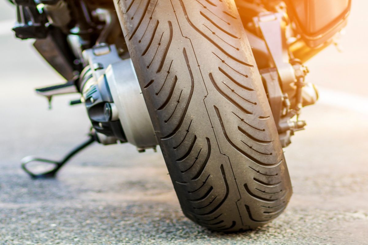 Rueda de moto en cuyo flanco aparece el código de velocidad. Fuente: iStock / Bilanol