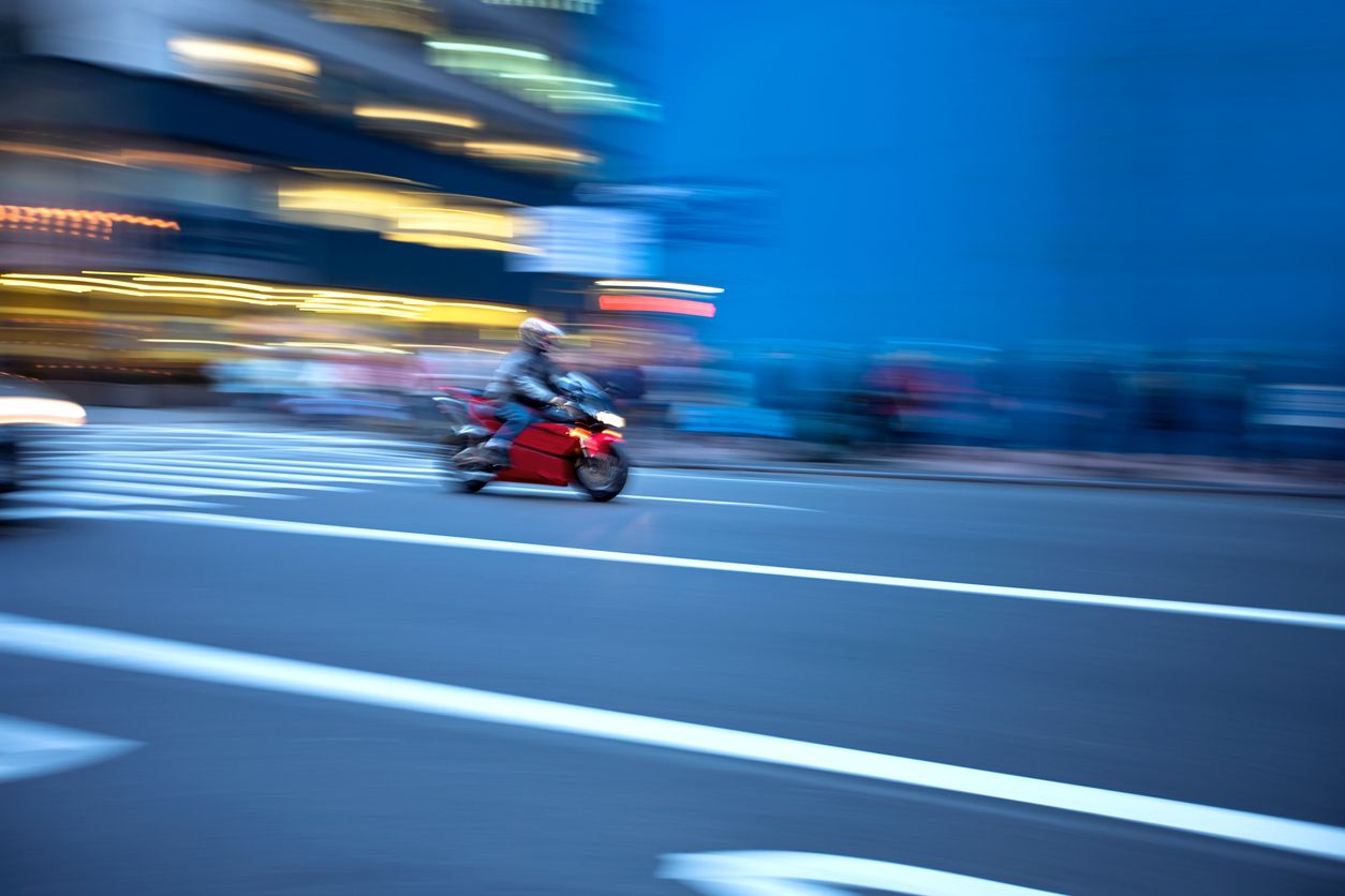 El carnet A permite conducir cualquier tipo de moto. Fuente: iStock/Nikada