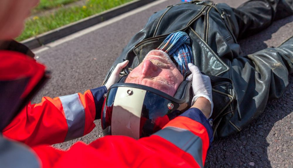 Solo las asistencias médicas pueden retirar el casco. Fuente: iStock/huettenhoelscher Solo las asistencias médicas pueden retirar el casco. Fuente: iStock/huettenhoelscher