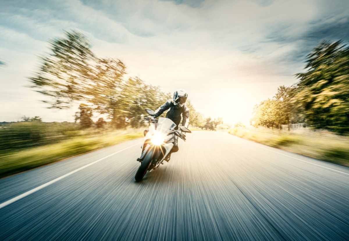 Moto en marcha, gracias al funcionamiento de la centralita. Fuente: iStock / PPAMPicture
