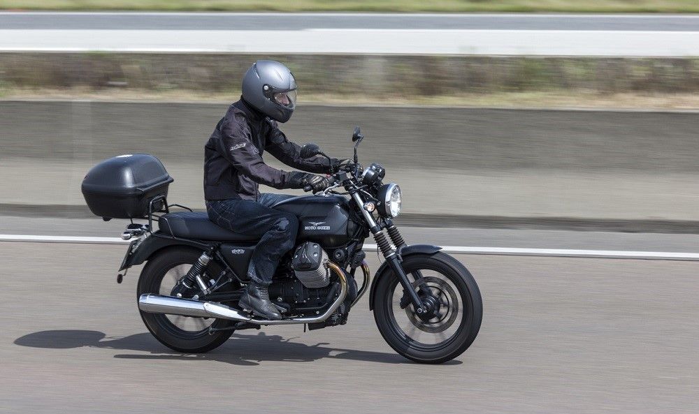 Conductor rodando en una Moto Guzzi V7. Fuente: iStock/typhoonski.