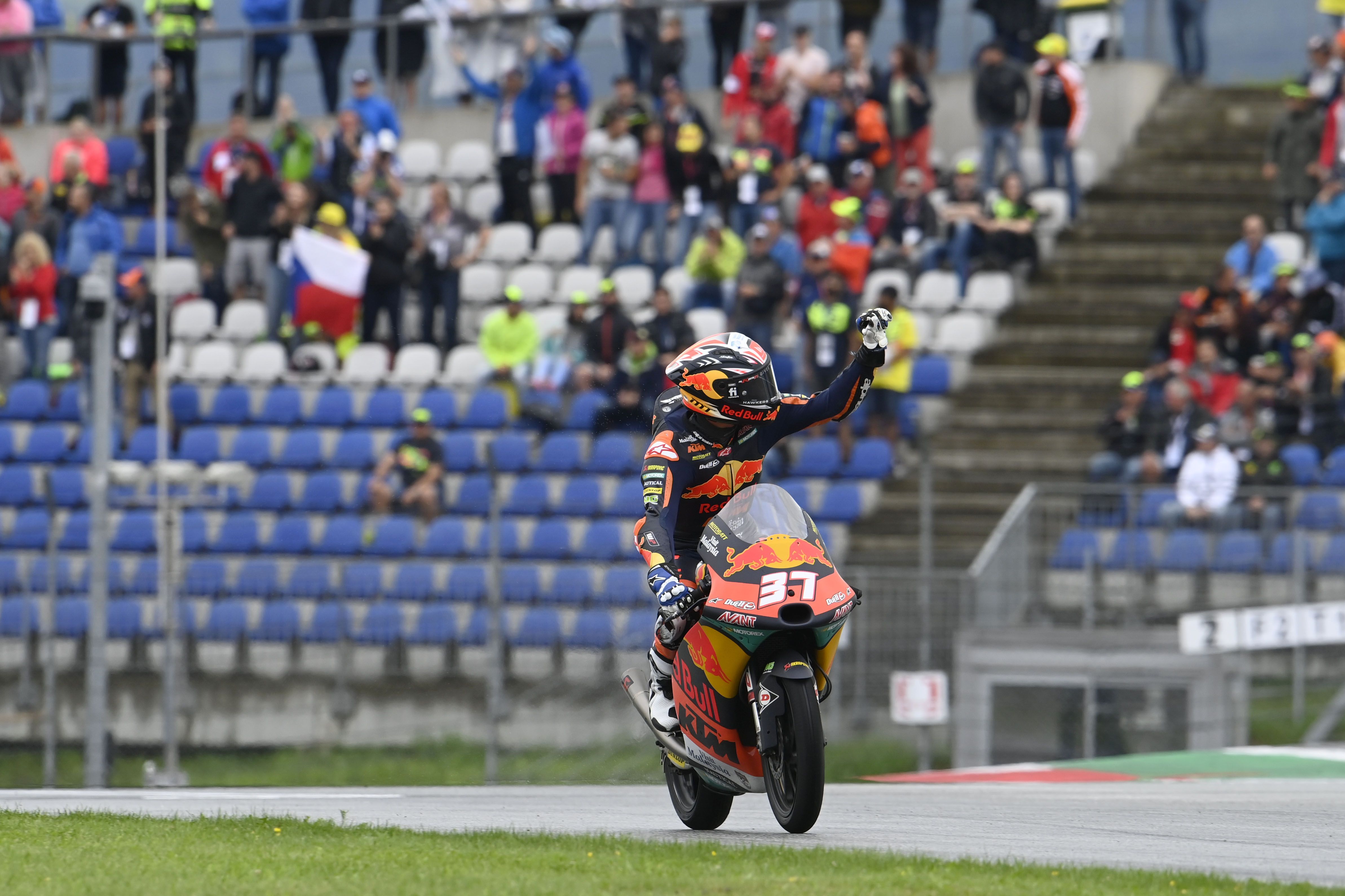 Pedro Acosta celebra en el Red Bull Ring su quinta victoria del año.