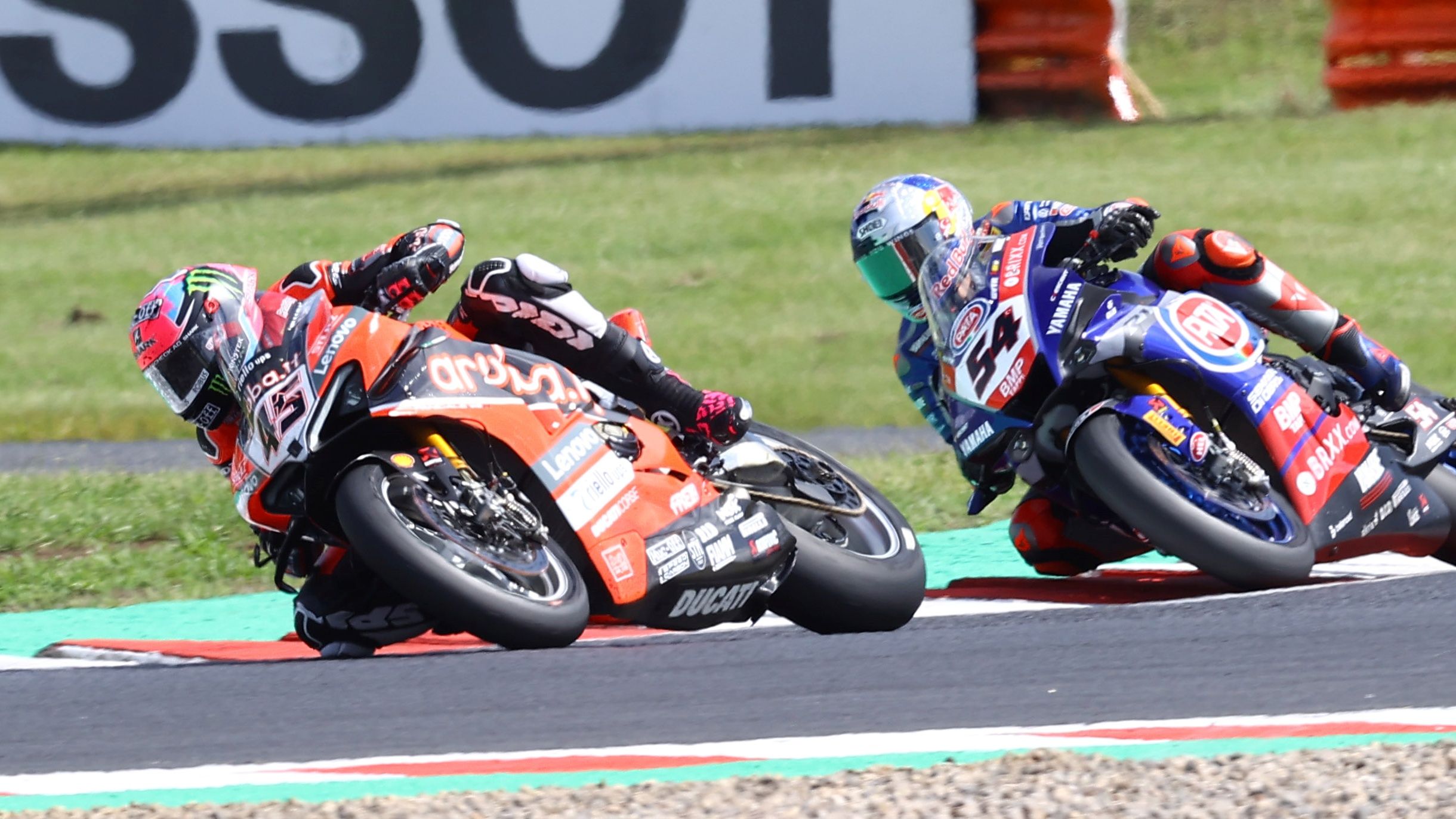 Scott Redding ha batido a Toprak Razgatlioglu para evitar el triplete del turco
