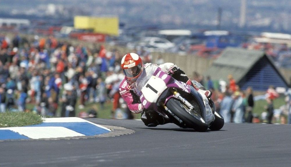 Fred Merkel en la Honda RC30. Fuente: Gold & Goose.